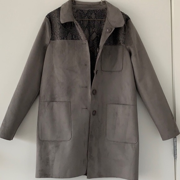 Guess by Marciano “Nessa “Snake Print Coat - Picture 7 of 8